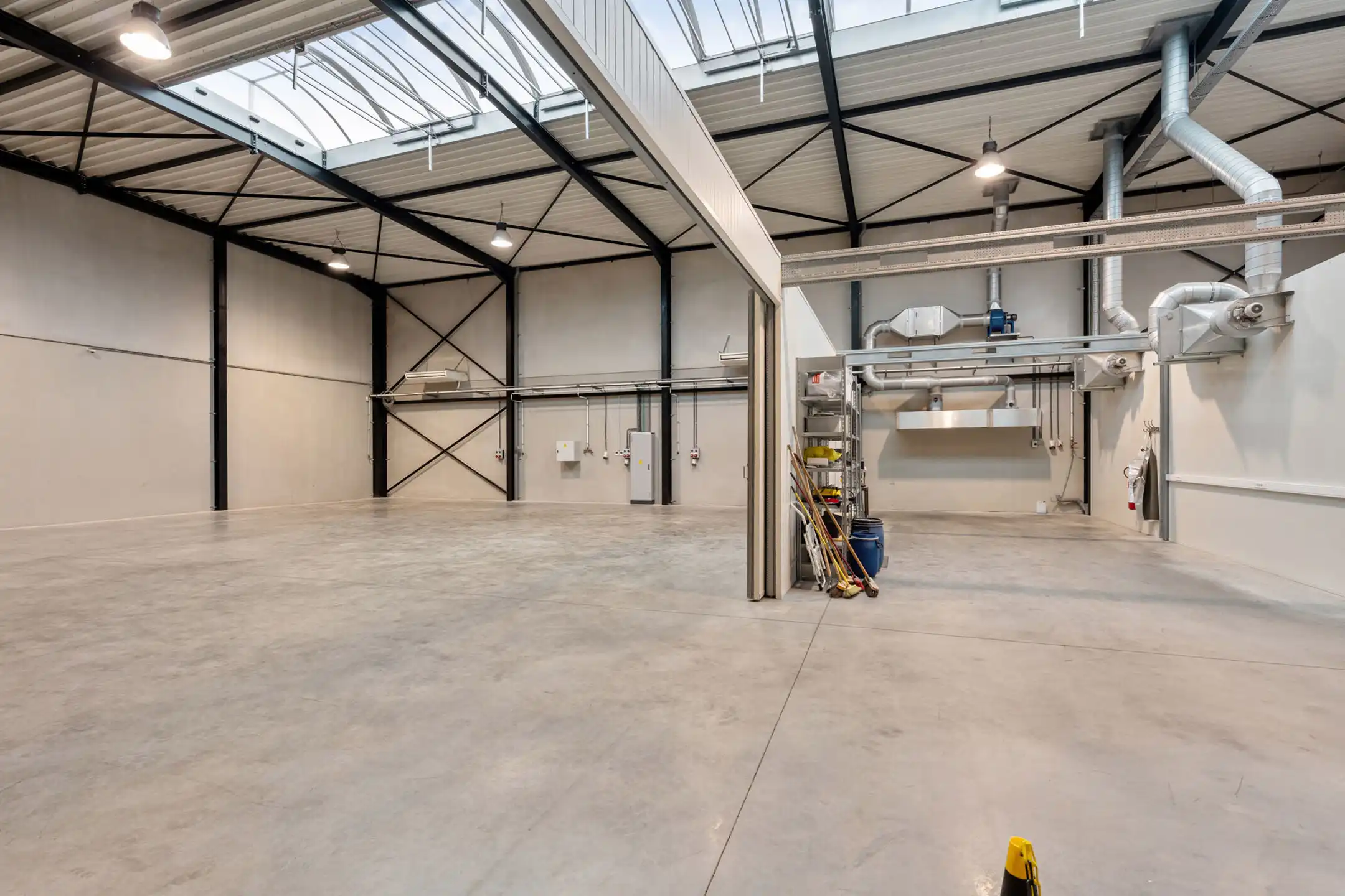 Uitzonderlijk bedrijfsgebouw op Genk-Noord foto 10