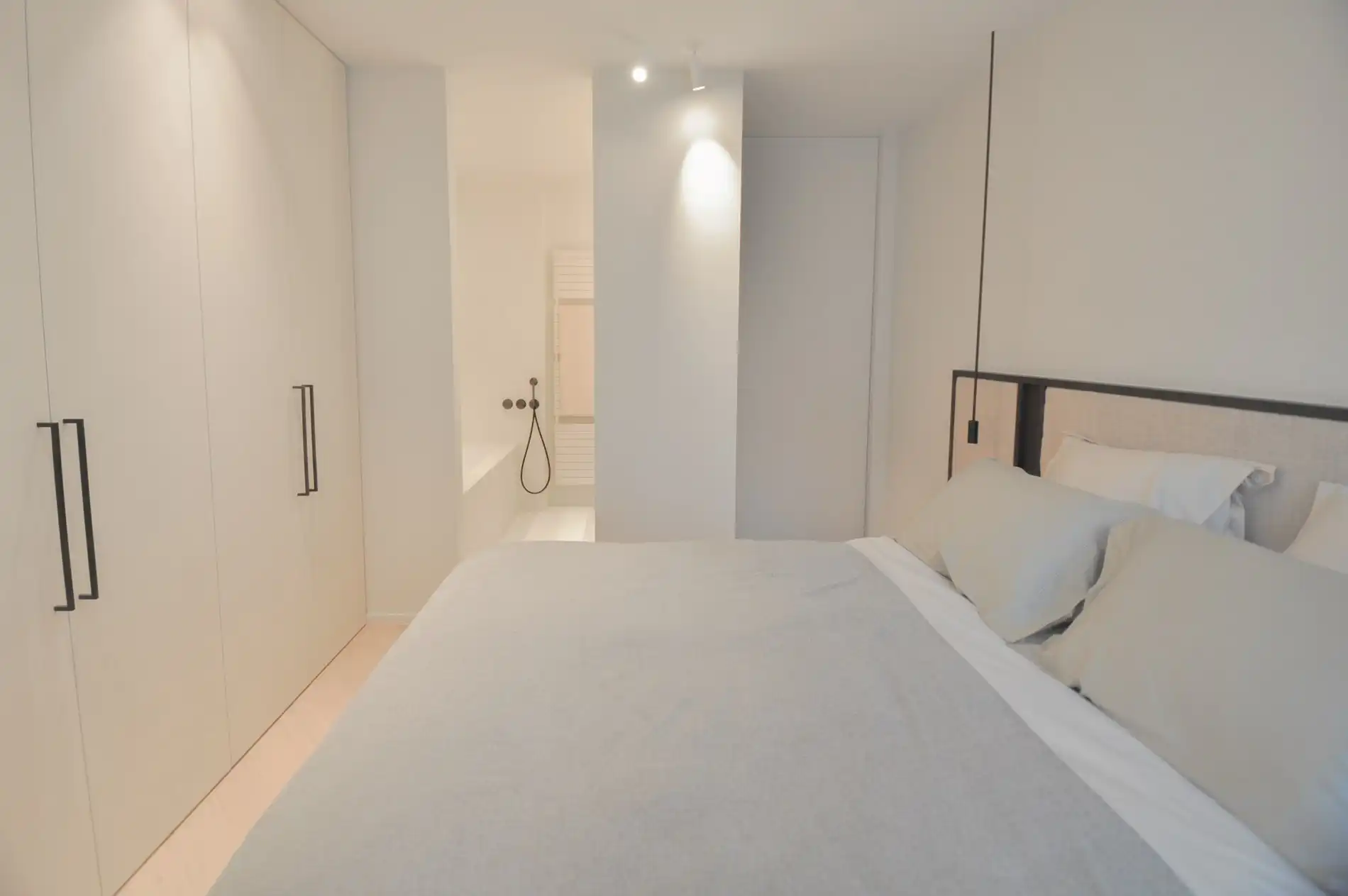 Uitzonderlijk, tijdloos volledig gerenoveerd appartement met een open zicht . foto 15