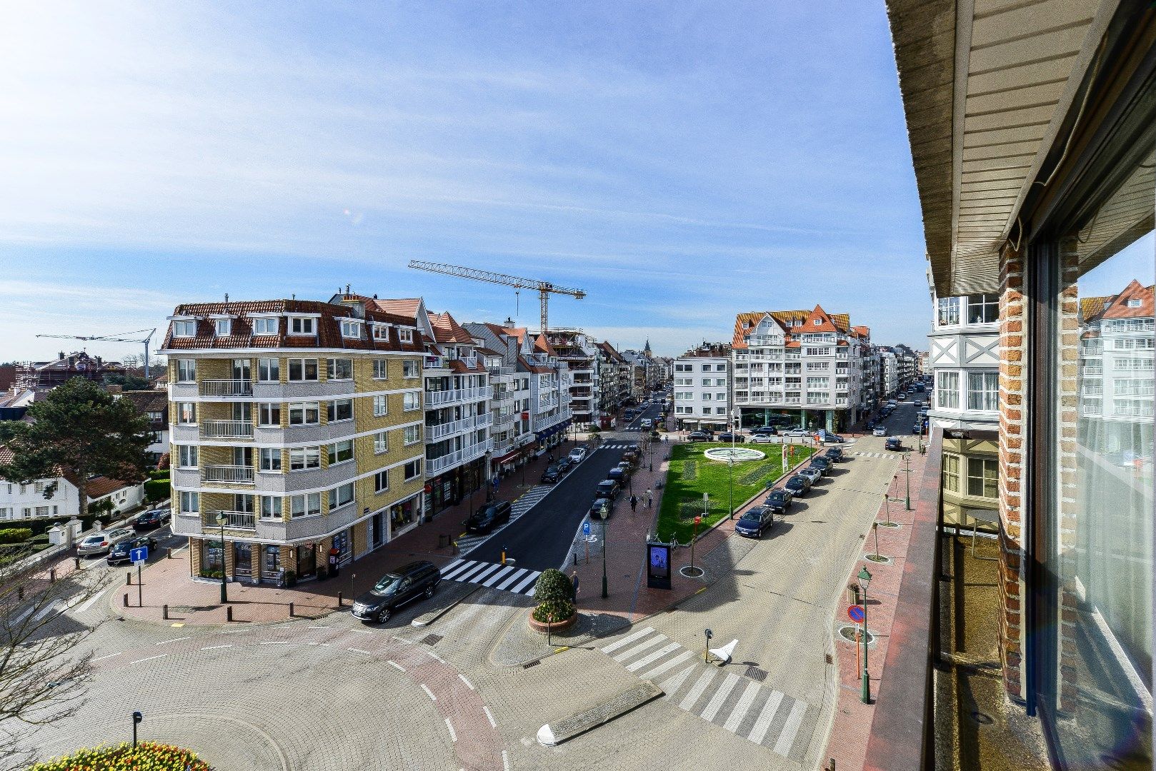 Zeer lichtvol en zonnig hoekappartement  met  open zicht op het Driehoeksplein en zijdelings zeezicht. foto 3