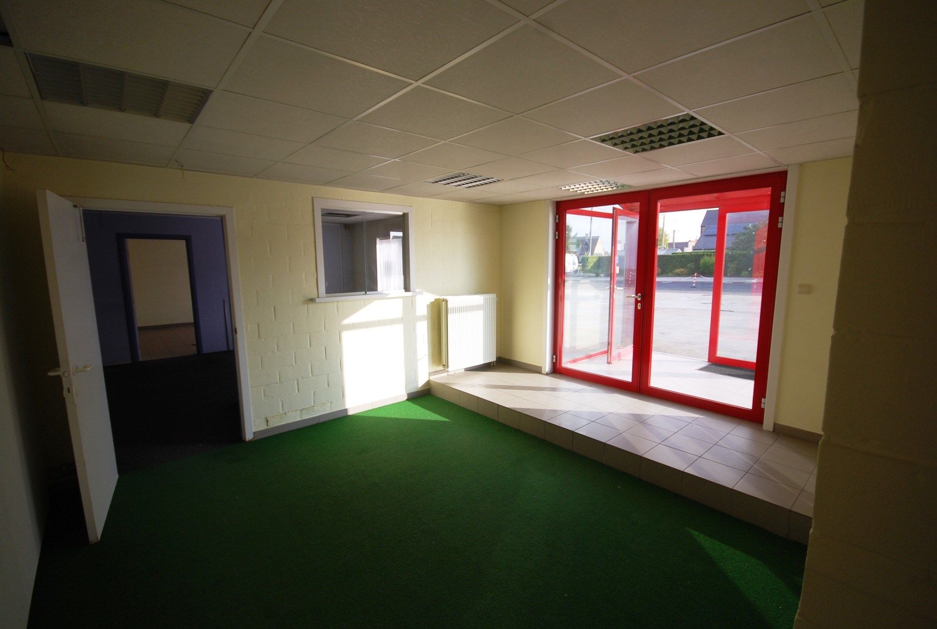 VEELZIJDIGE RUIME LOODS VAN 1150 M² MET BURELEN EN TOONZAAL  foto 8