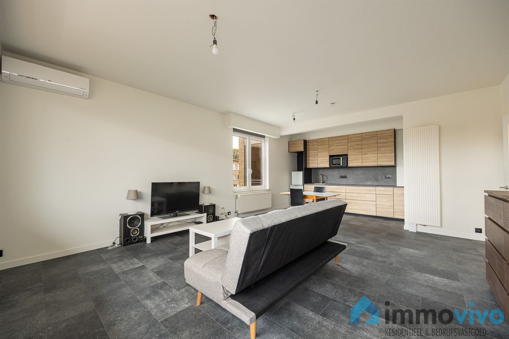 Instapklare studio met ruime living en breed terras foto 3
