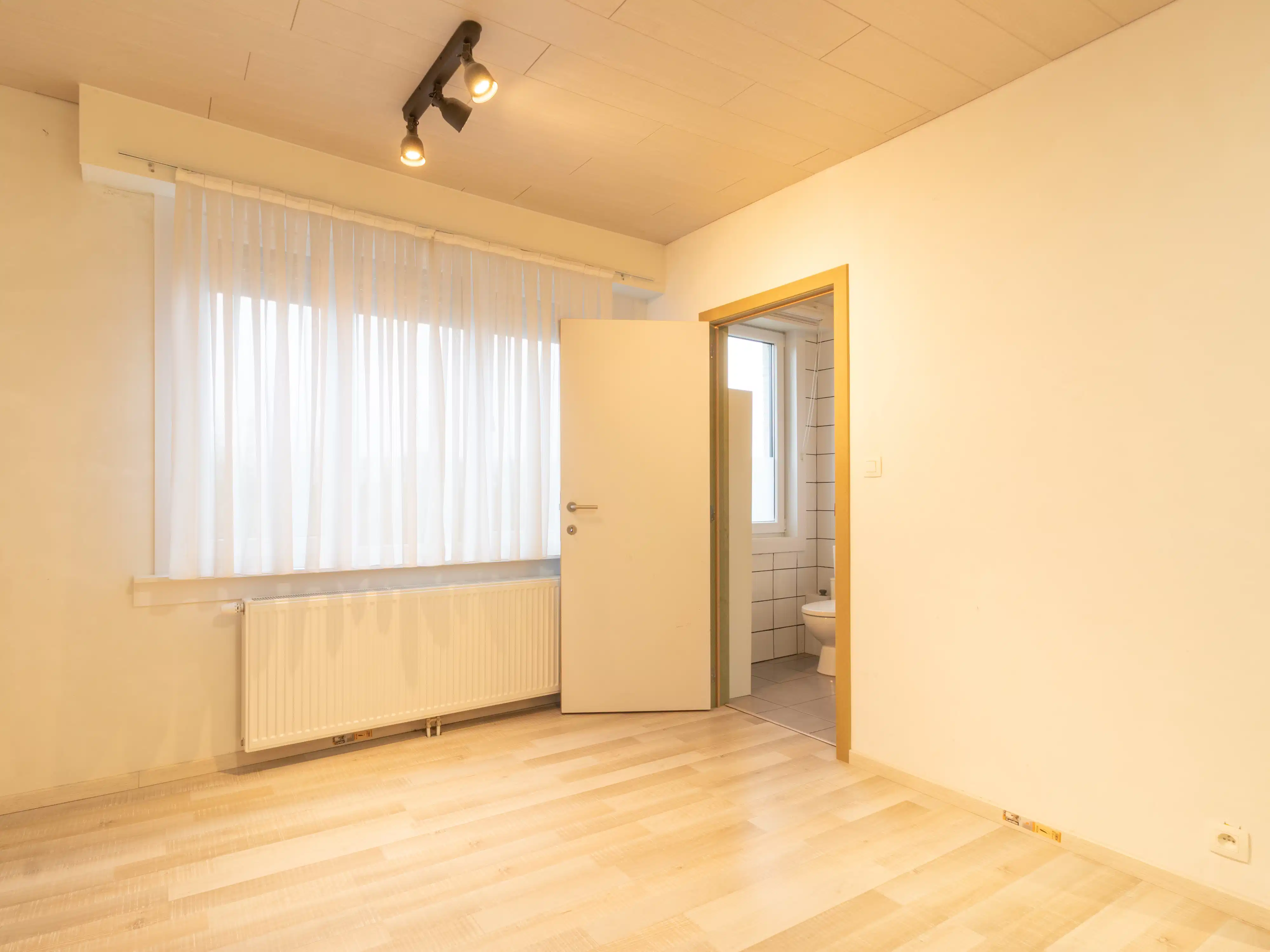 Instapklare halfopen bebouwing met werkplaats en tuin foto 11