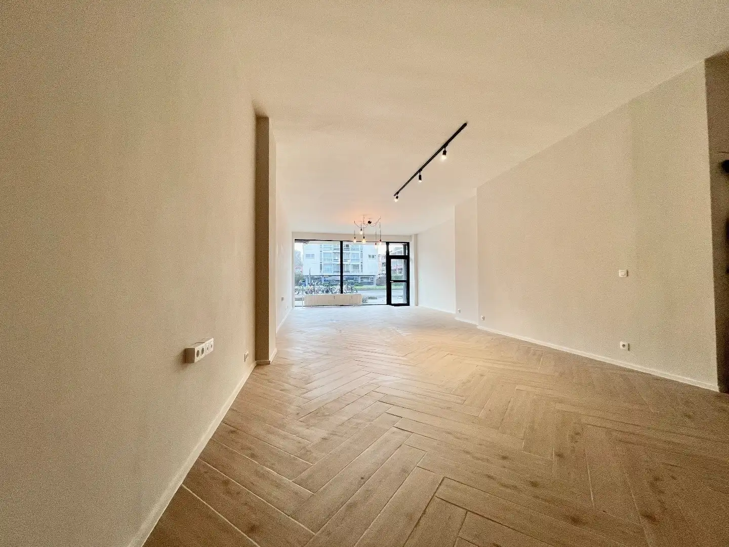 Topgelegen commerciële ruimte van 70 m² met directe huuropbrengst en hoge visibiliteit foto 9