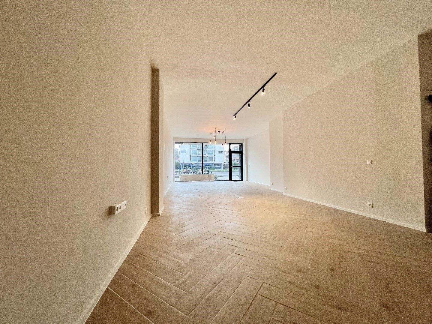 Topgelegen commerciële ruimte van 70 m² met directe huuropbrengst en hoge visibiliteit foto 9