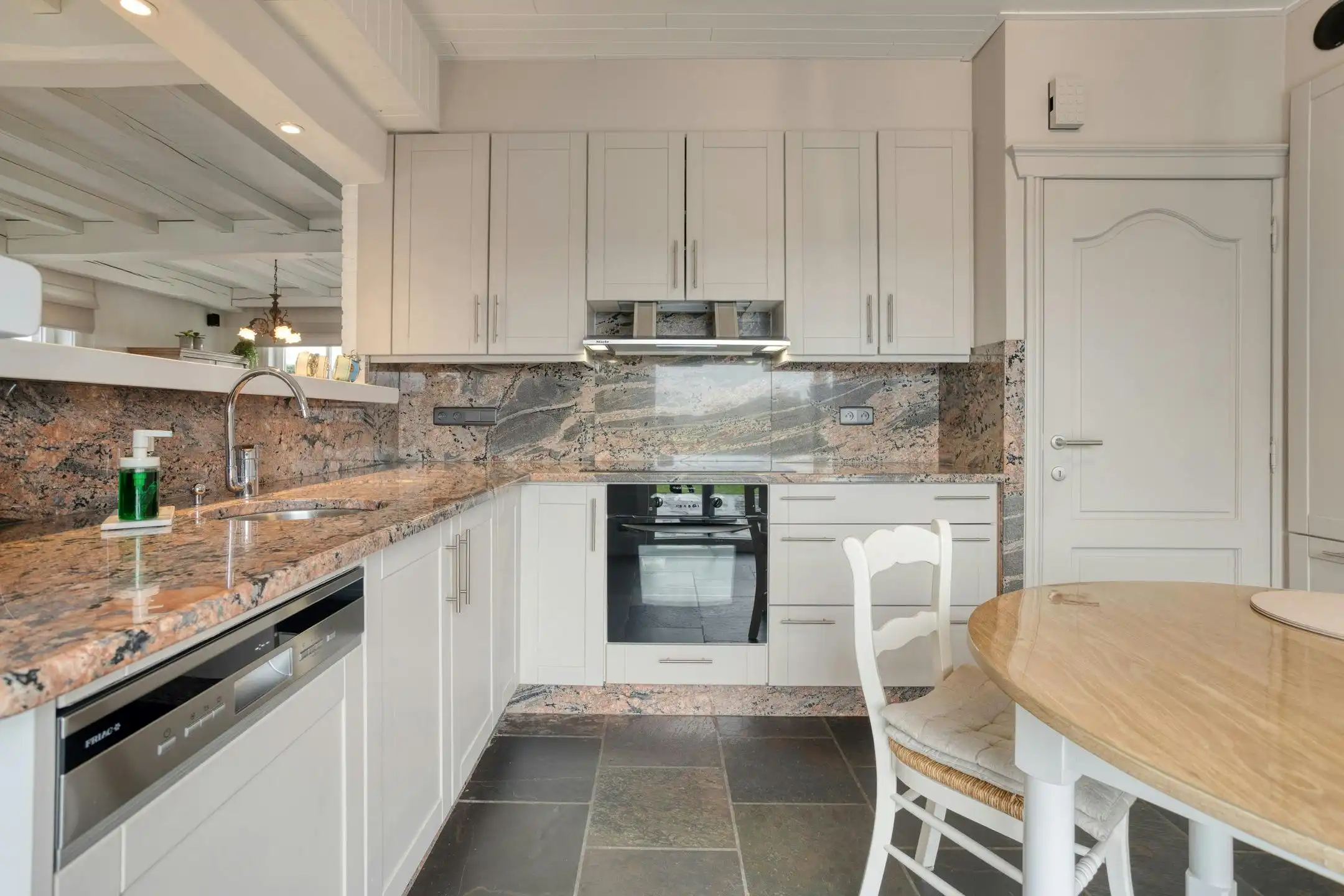 Landelijke woning met 4 slaapkamers op 2.772m² te Beauvoorde. foto 15