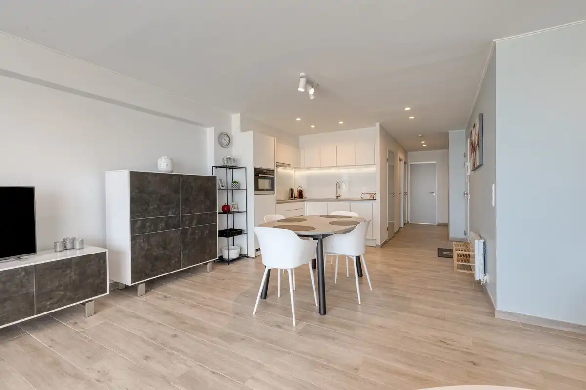 Volledig gerenoveerd tweeslaapkamer appartement op de zeedijk! foto 8