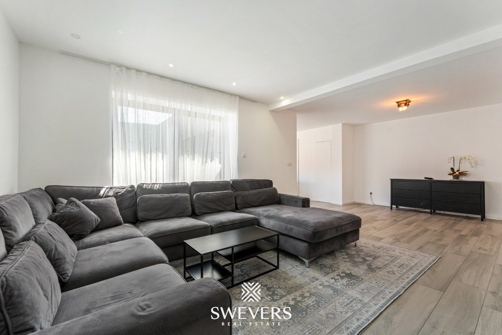 Instapklare, volledig gerenoveerde woning met zonnige tuin en grote garage foto 2