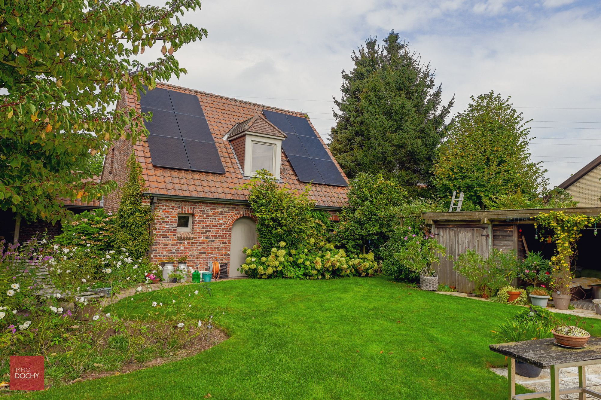 Goed gelegen villa op prachtig stuk (bouw)grond foto 9