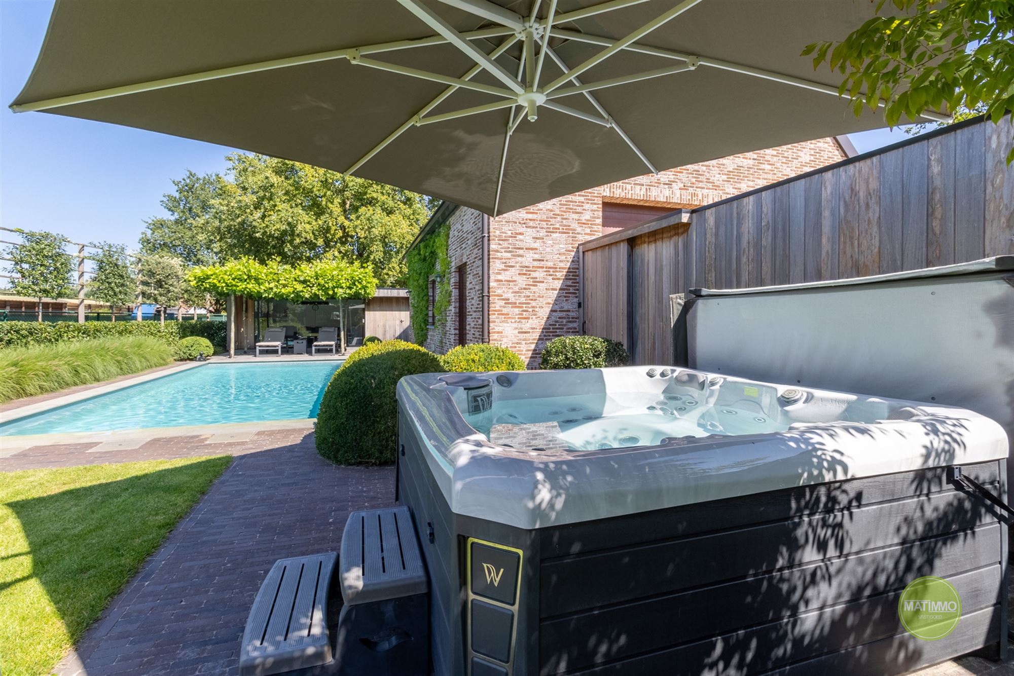 Instapklare gezinswoning met magazijn, zwembad en poolhouse  foto 26