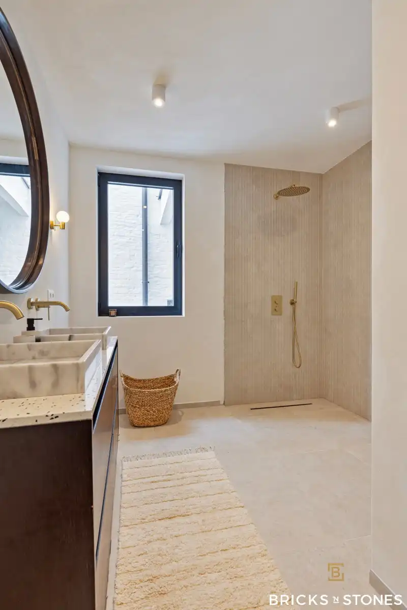 Trendy 2 slaapkamer appartement met terras foto 19