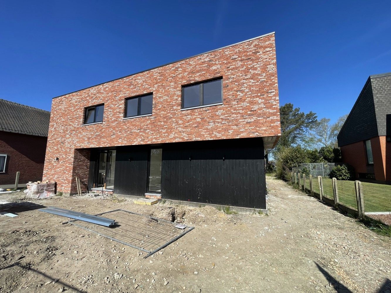 Volledig afgewerkte nieuwbouwwoning met 3 slaapkamers foto {{pictureIndex}}