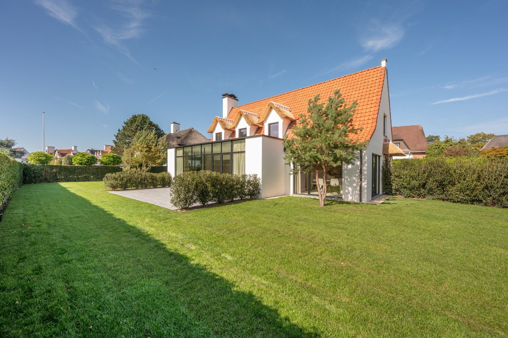 Aan de rand van het Zoute, vlakbij de Royal Zoute Golf Club: charmante villa in typische Zoute-stijl. foto 14