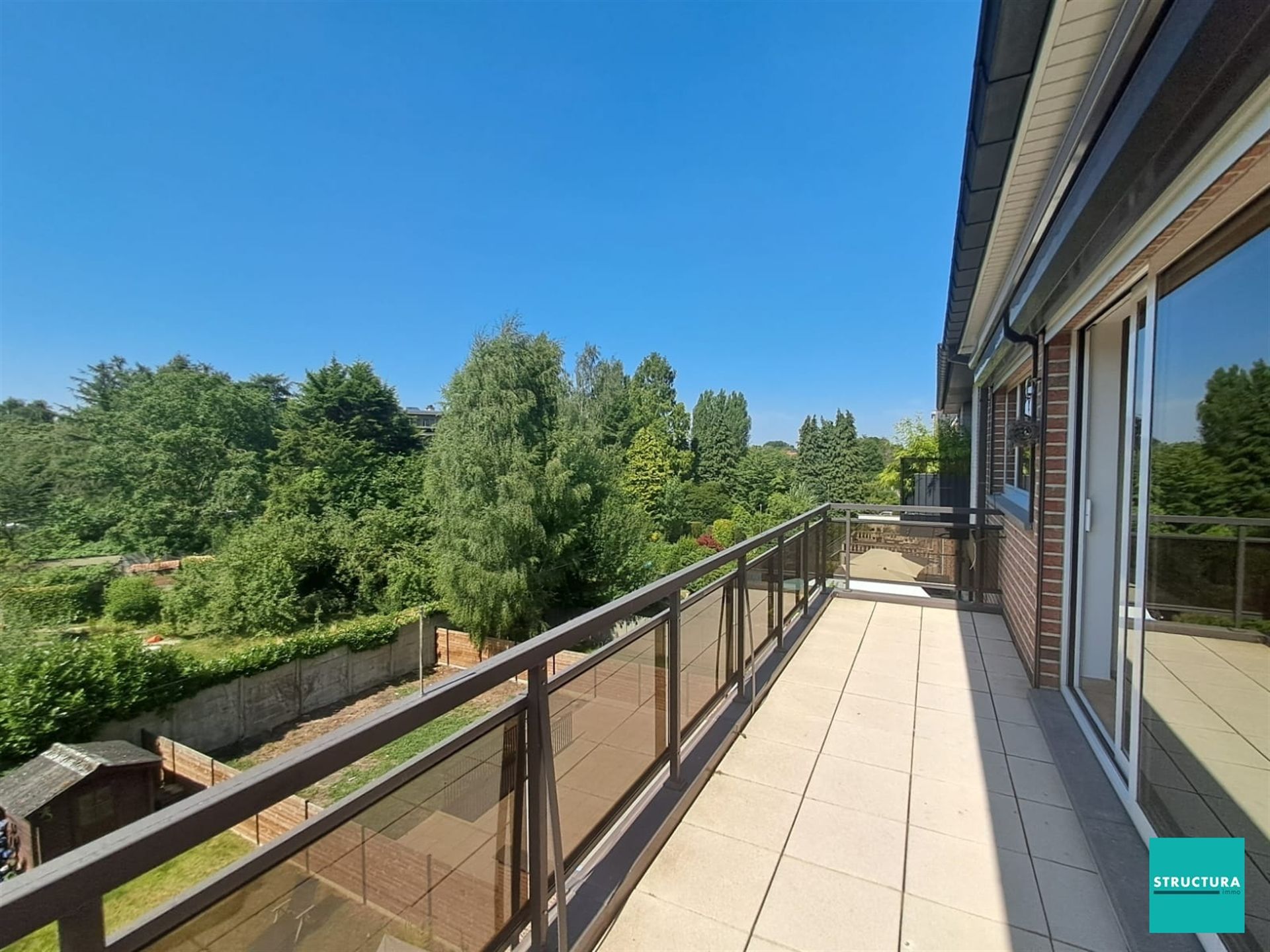 Ruim penthouse met drie slaapkamers, kelderberging en garage op toplocatie. foto 2