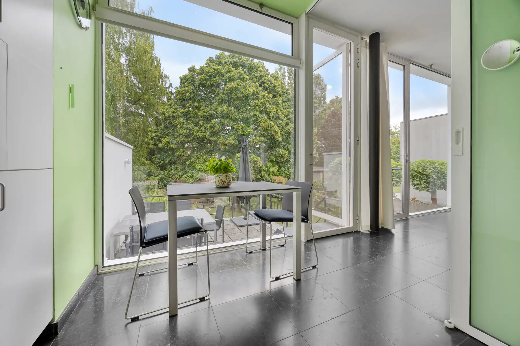 Karaktervolle architectenwoning op toplocatie: Zonnig terras, kamerhoge ramen en EPC B foto 19