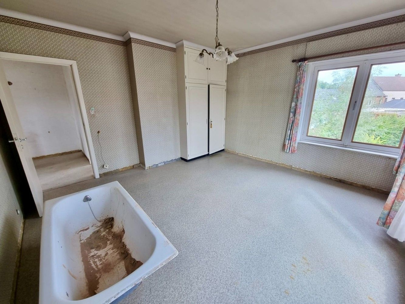 Ruime, verder te renoveren woning te koop! foto 10