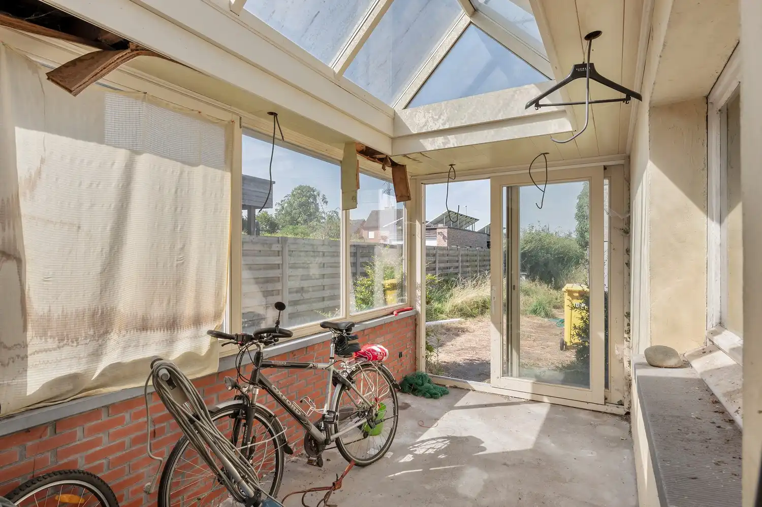 Volledig te renoveren halfopen gezinswoning op een perceel van 834 m². foto 9