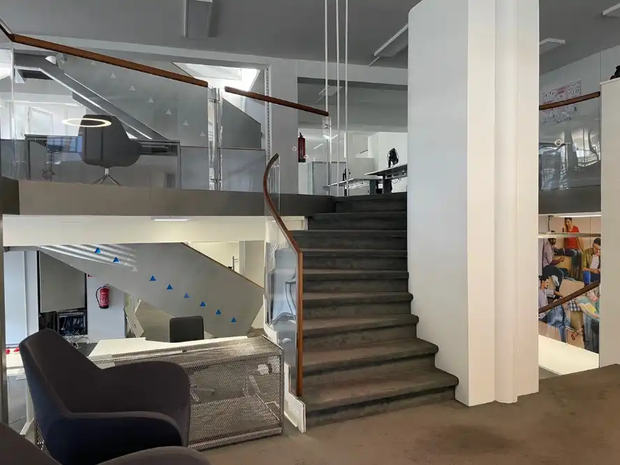 Instapklaar en polyvalent handelspand/kantoor te huur foto 7