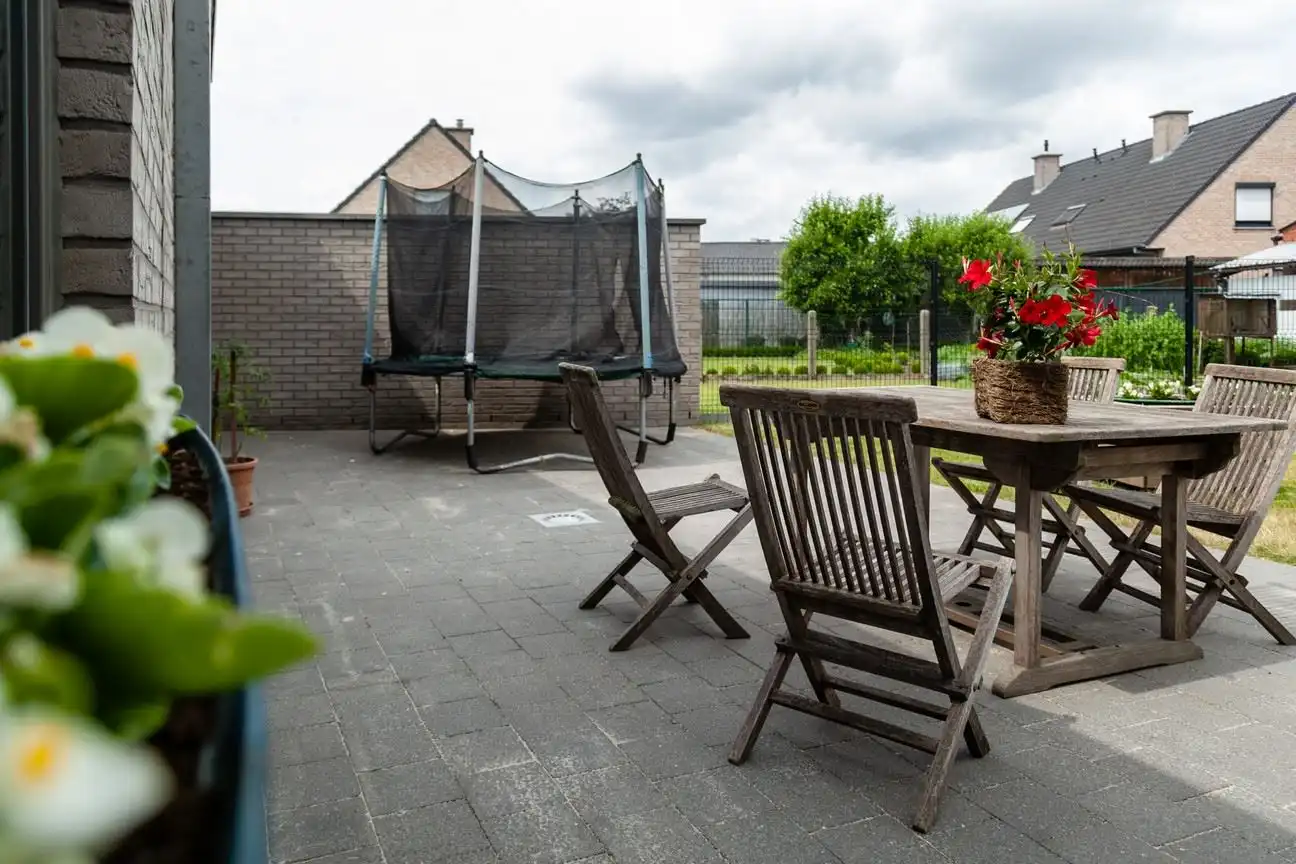 Ruime, energiezuinige woning te huur met tuin, dubbele garage en 3 slaapkamers foto 3