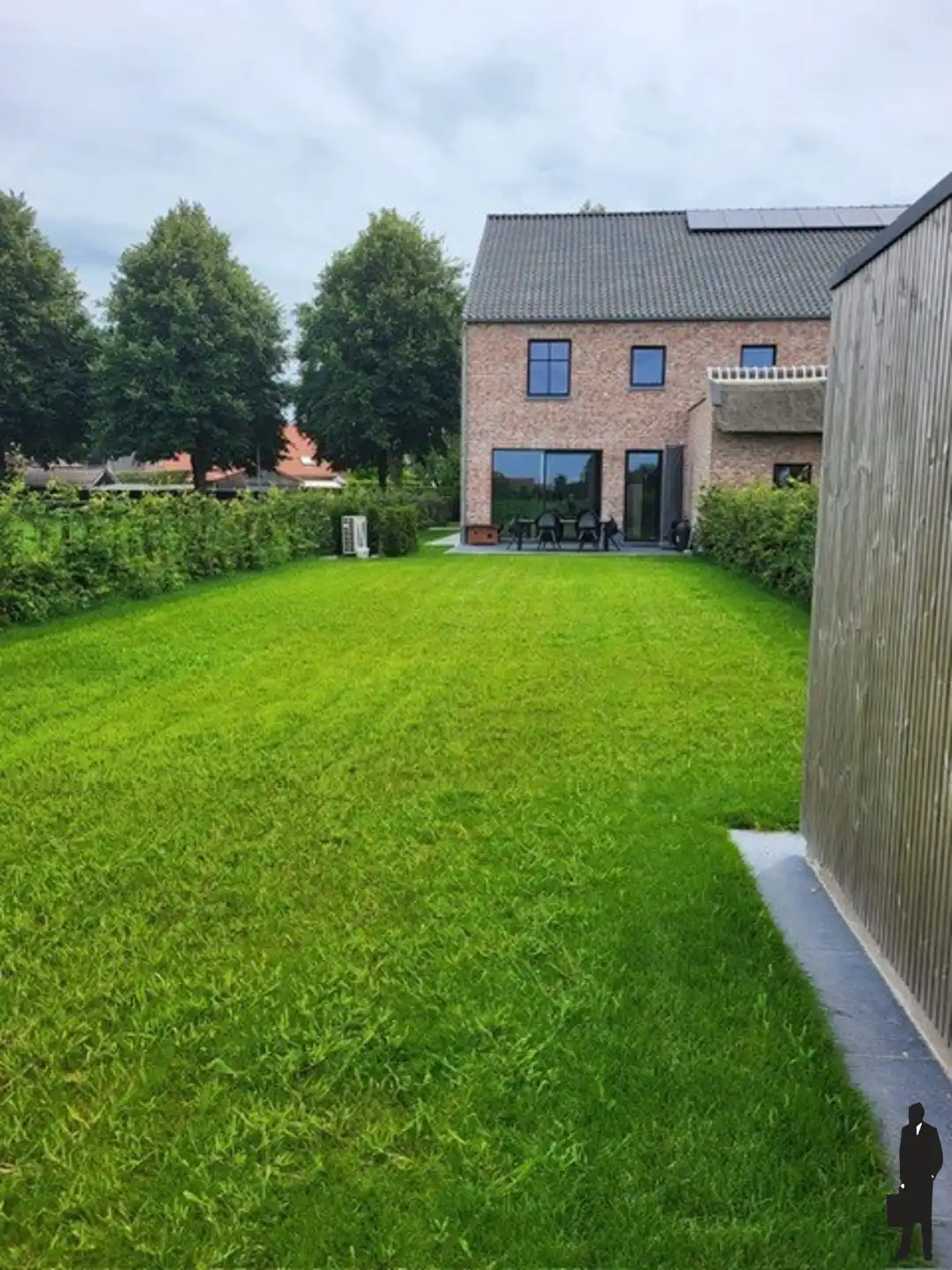 Zeer recente (nieuwbouw 2 jaar oud) energiezuinige halfopen bebouwing met 3 slaapkamers, nieuwste technieken zoals warmtepomp, zonnepanelen, … en open zicht op veel groen van de omliggende landerijen. foto 12