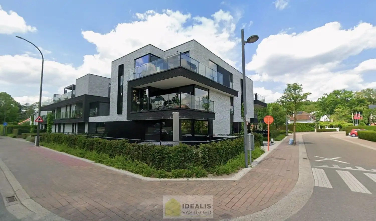 IDEALIS VASTGOED – INSTAPKLAAR APPARTEMENT MET KELDERBERGING EN ONDERGRONDSE AUTOSTAANPLAATS foto {{pictureIndex}}