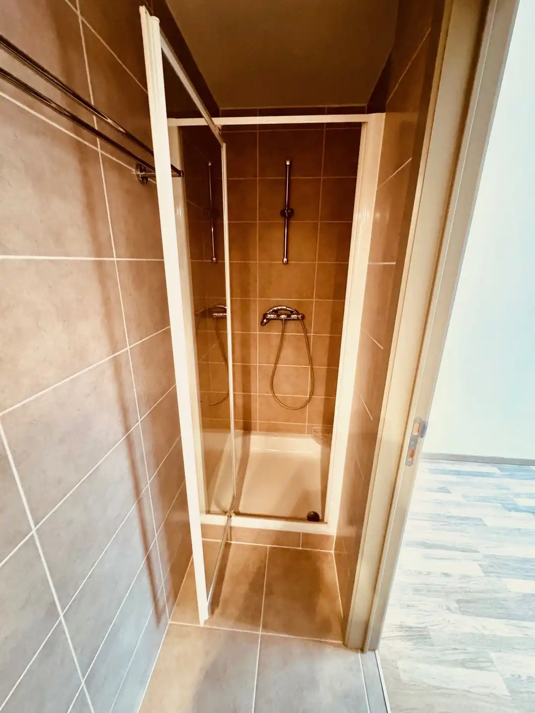 Verzorgd en instapklaar éénslaapkamerappartement te koop in het hart van De Haan, op wandelafstand van winkels, openbaar vervoer en andere voorzieningen. foto 7