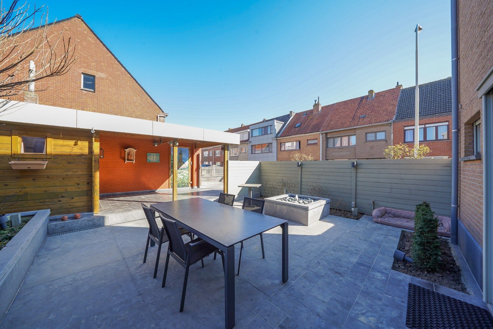 Ruime hoekwoning met garage en 4 slaapkamers in Bredene Dorp foto 2