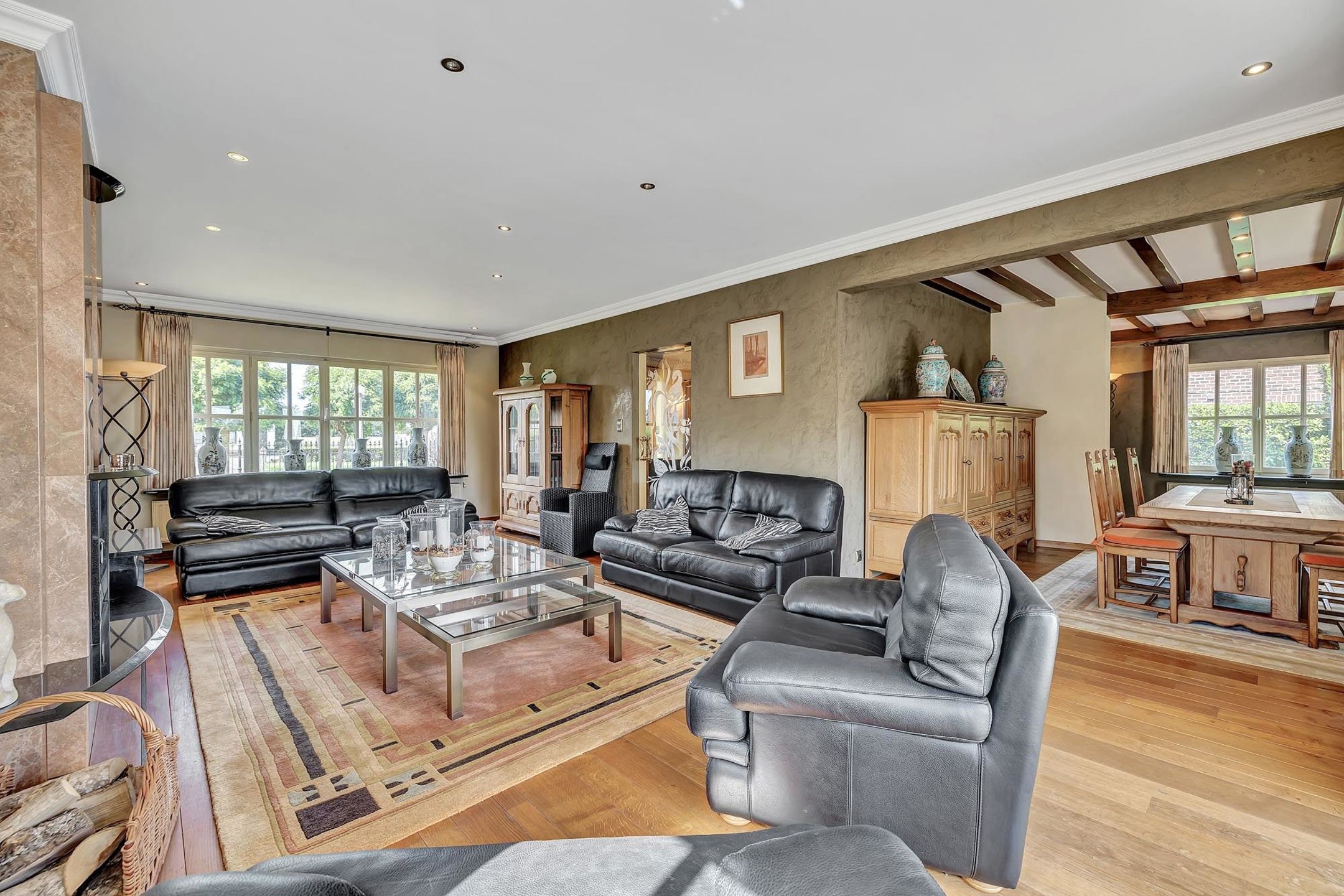 Prachtige villa met achterliggende loods van +/- 200m² foto 3
