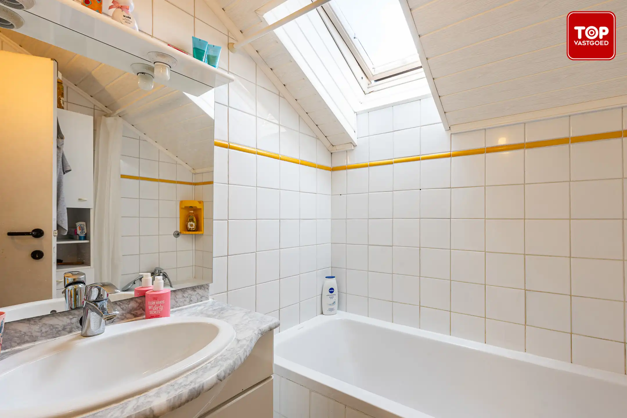 Architecturale woning met unieke split-level indeling met naastgelegen stuk grond. (totaal 997m²) foto 17