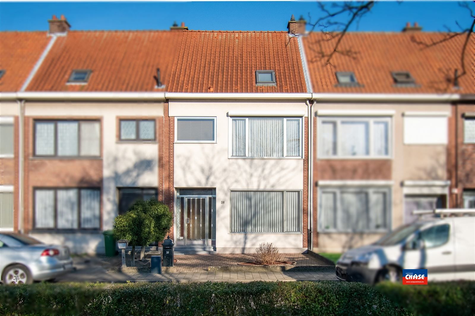 Instapklare gezinswoning met 3 tot 5 slaapkamers en tuin foto {{pictureIndex}}