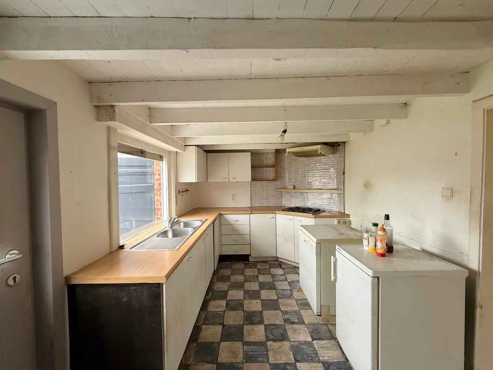 Te renoveren woning met 3 slaapkamers, garage en tuin foto 5