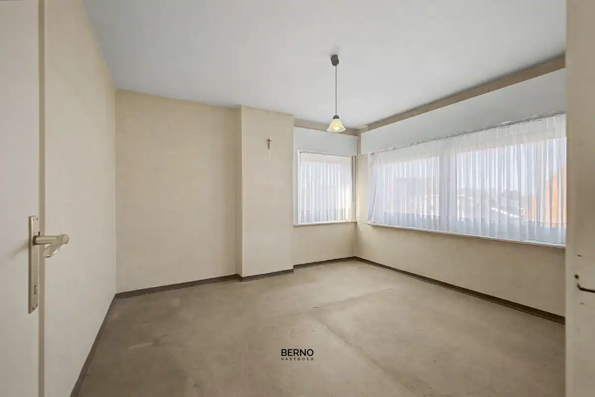 Halfopen bebouwing met oprit en ruime, zonnige tuin. foto 14