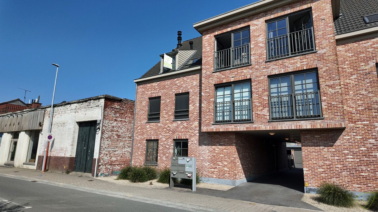 Gezellig duplex-appartement met terras en garage nabij centrum Eeklo foto {{pictureIndex}}