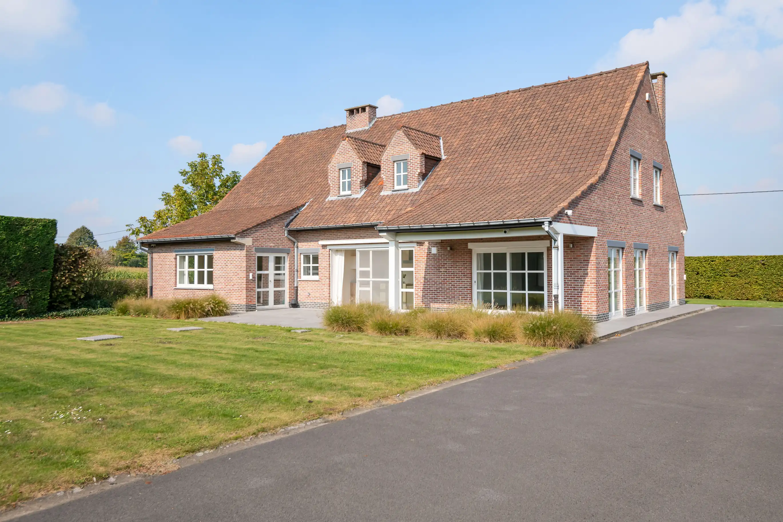 Tijdloze landbouwwoning met drie loodsen foto {{pictureIndex}}