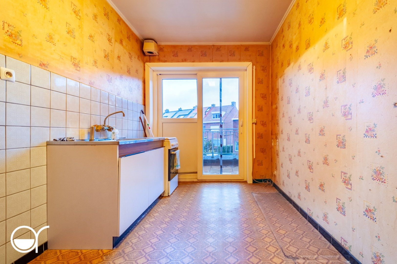 Op te frissen halfopen bebouwing met 5 garages in Mariakerke foto 13