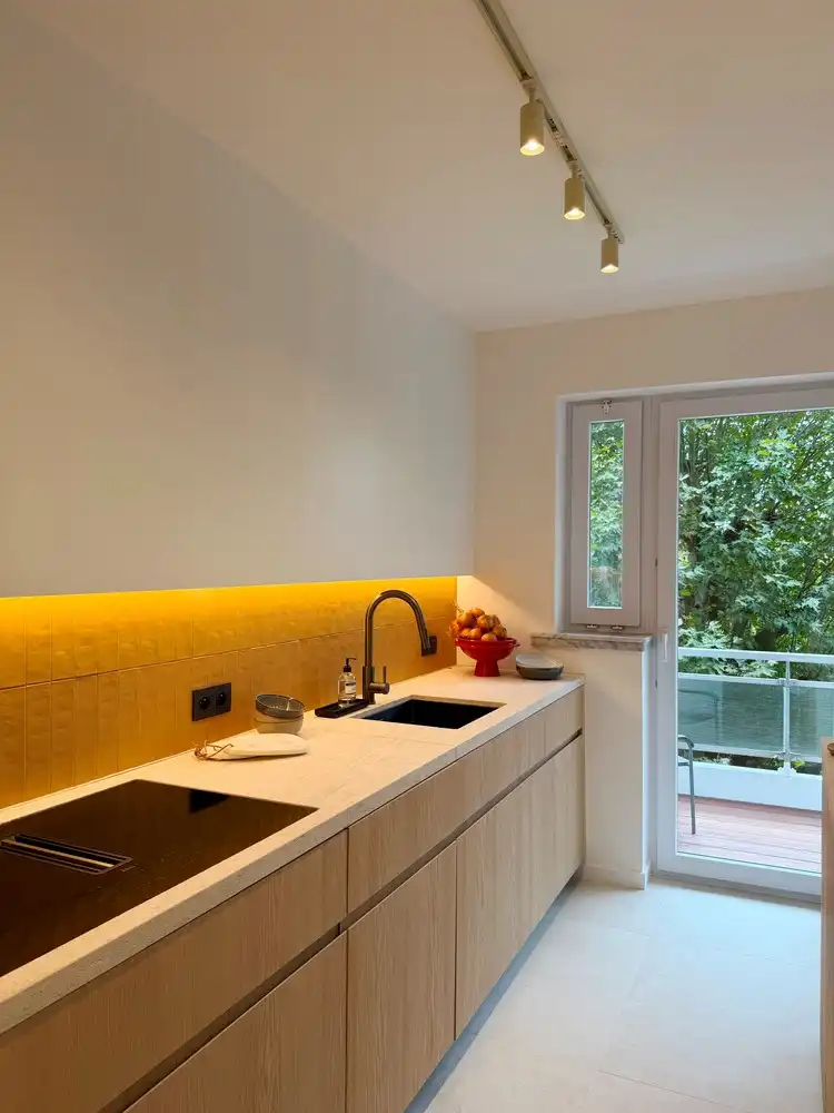 Bijzonder aantrekkelijk gerenoveerd appartement langs de Coupure met hoogwaardig gerenoveerd interieur en twee terrassen foto 3