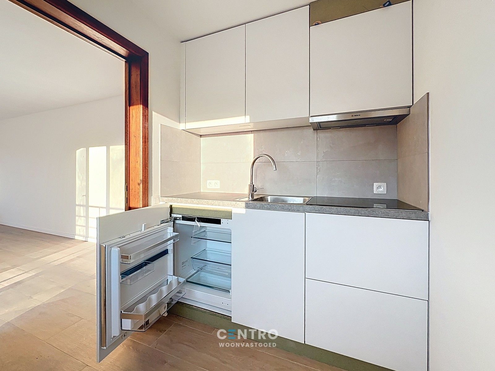 Volledig vernieuwde studio (± 40m²) met terras op tweede verdieping! foto 9