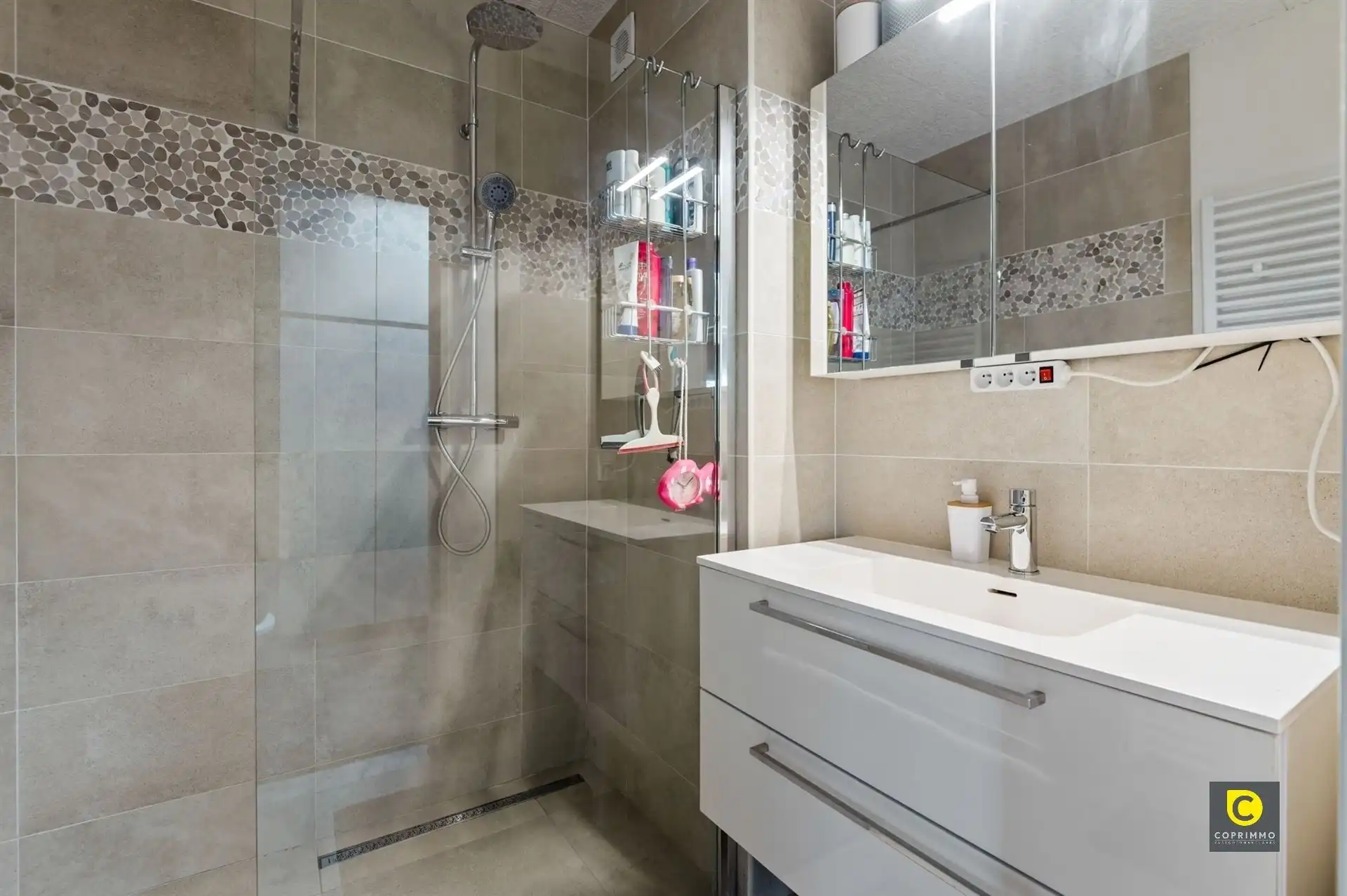 Verzorgd gebouw met 3 appartementen foto 18