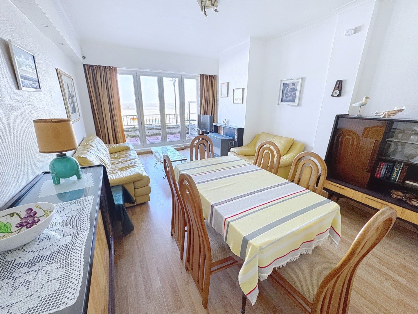 Te renoveren appartement met FRONTAAL ZEEZICHT foto 2
