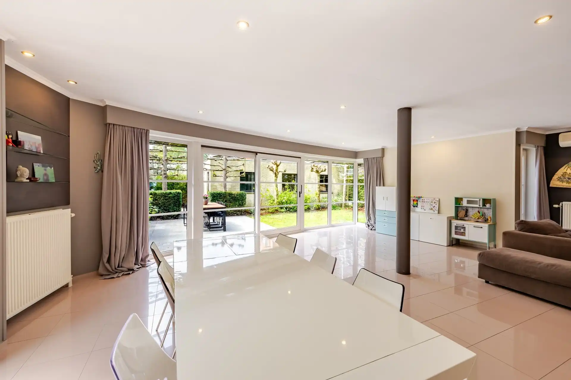 Instapklare en ruime gezinswoning met 5 slaapkamers, zonnige tuin en extra praktijk-/kantoorruimte op topligging te Aalst  foto 10