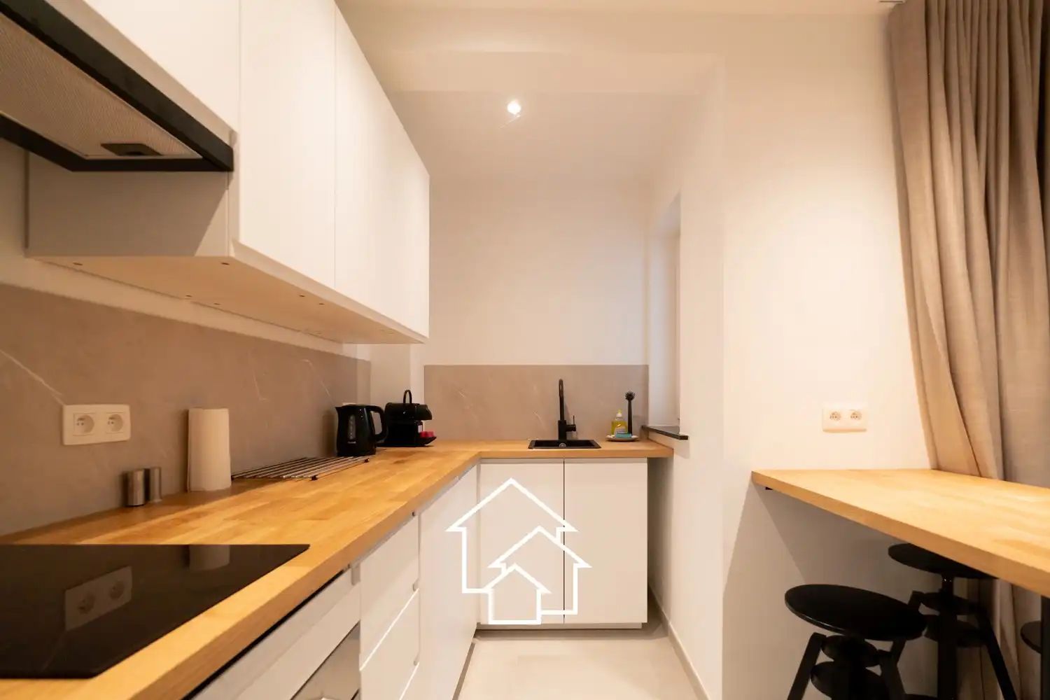 Gemeubileerd appartement met kleine binnenplaats in de wijk rond de vijvers van Ixelles. foto 17