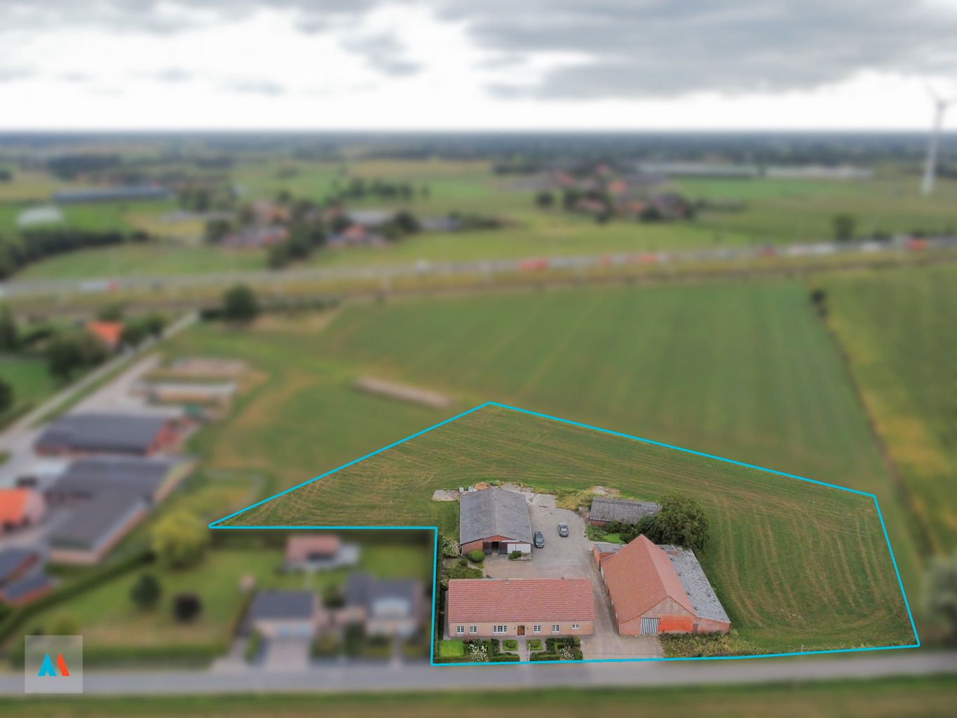 Hoofdfoto van de publicatie: Hoeve met bijgebouwen in Loenhout