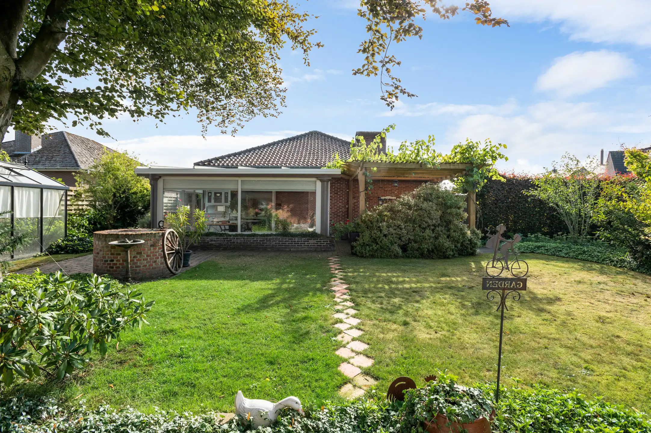 Mooie open bebouwing met knappe tuin in een rustige woonwijk foto 17