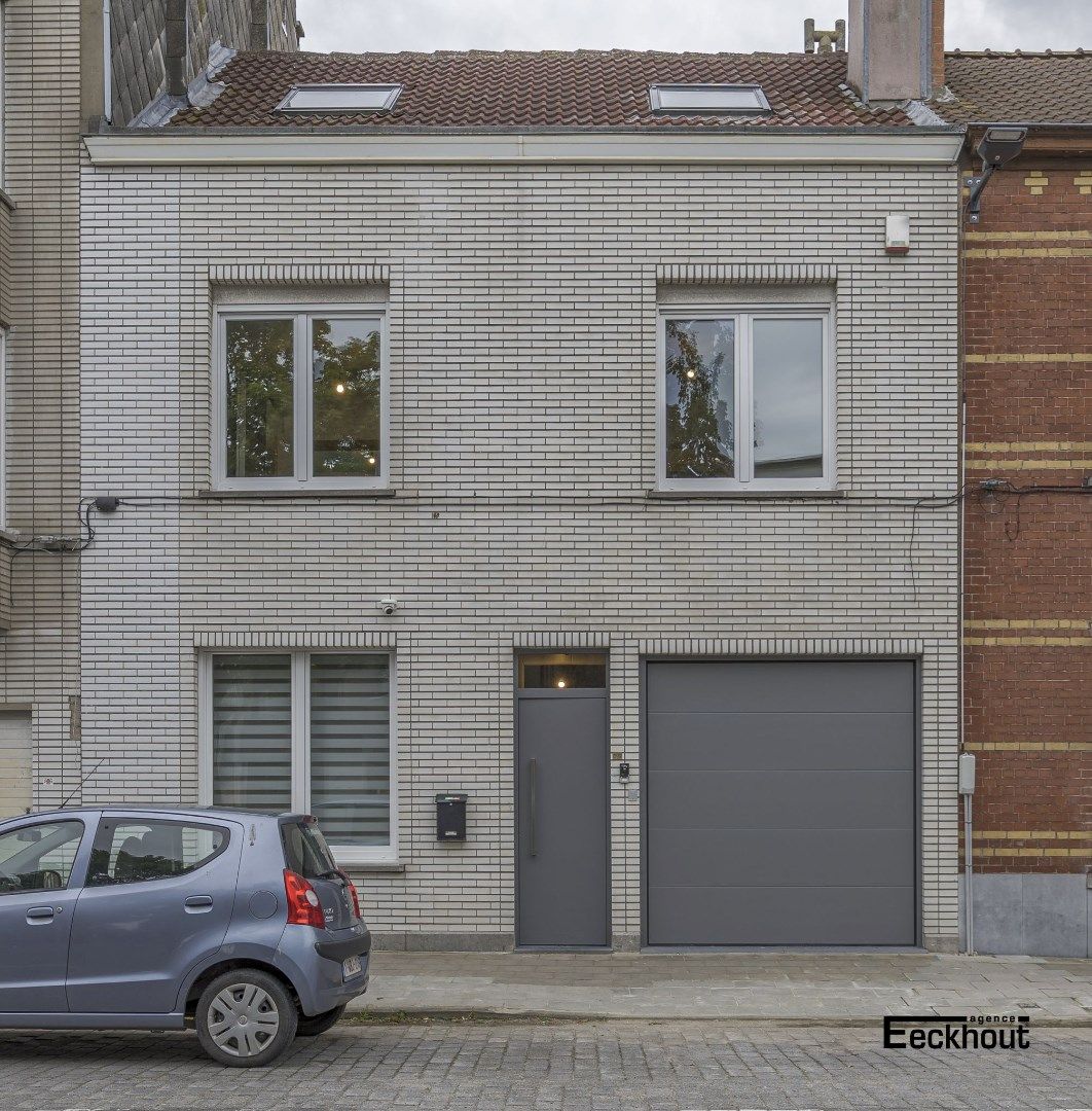 Grondig gerenoveerde woning met tuin, terras, garage en 4 slaapkamers te Oostende! foto 1