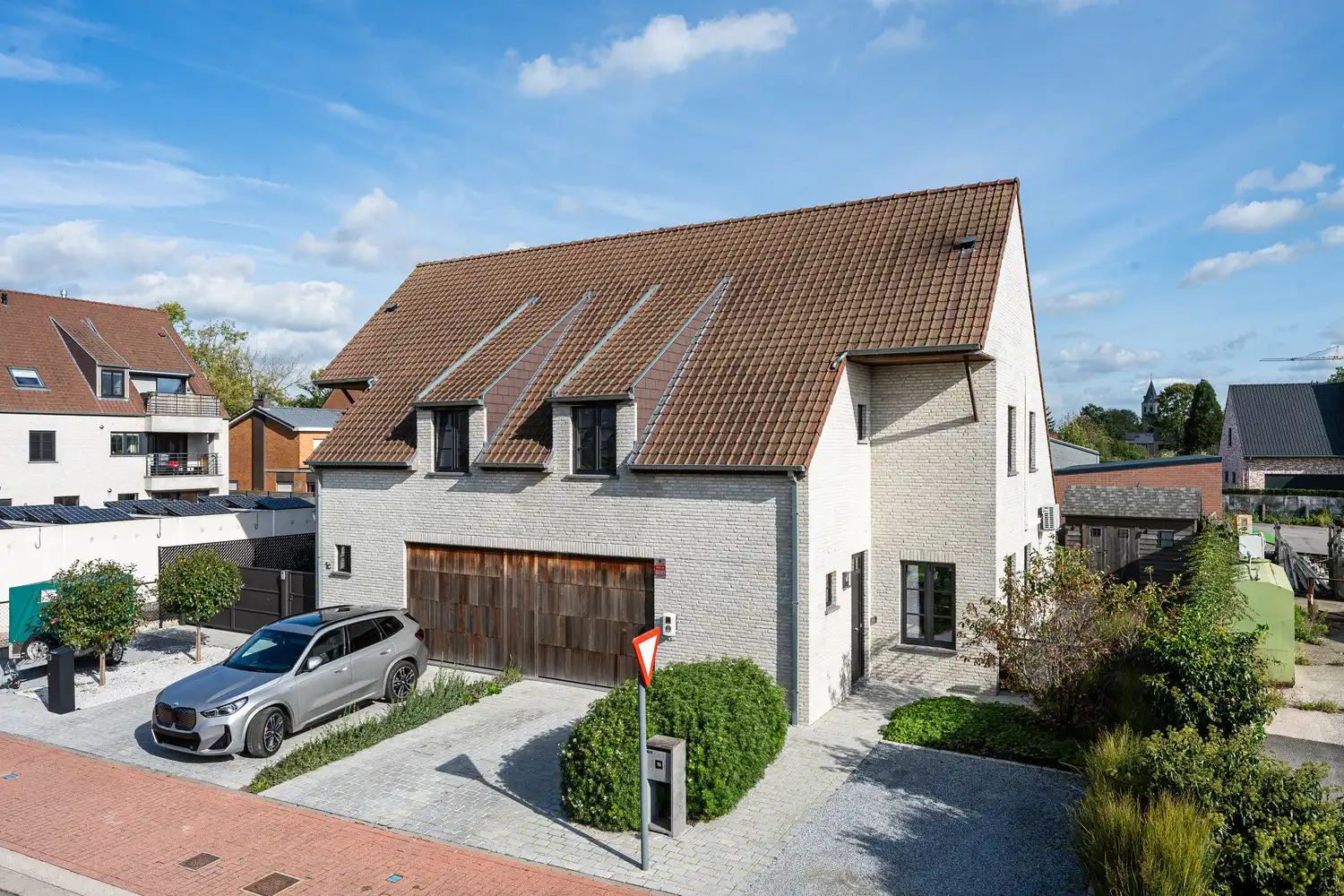 Moderne halfopen instpaklare woning met garage en tuin op aantrekkelijke locatie in Kaprijke - ideaal voor comfortabel wonen! foto {{pictureIndex}}