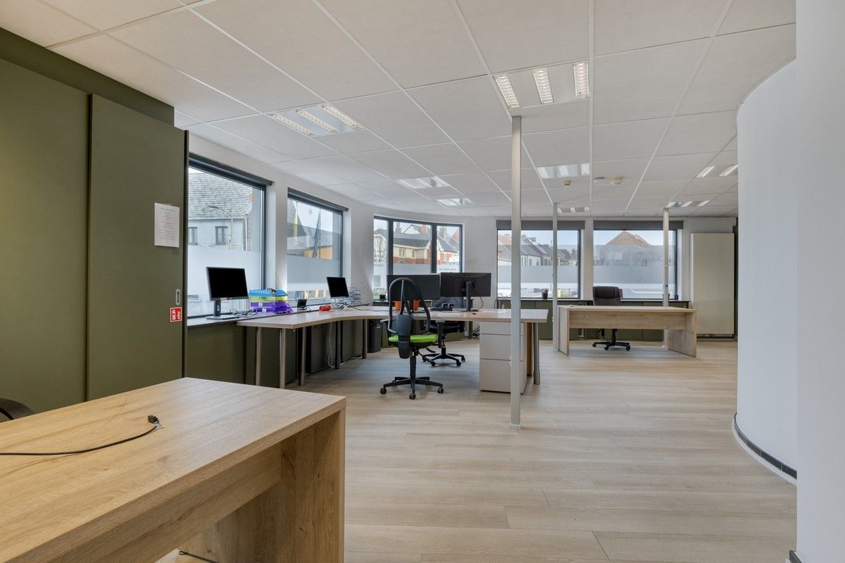 Sterk visueel gelegen kantoorgebouw met 3 standplaatsen en groot bovenliggend appartement met 6% bruto rendement. foto 8