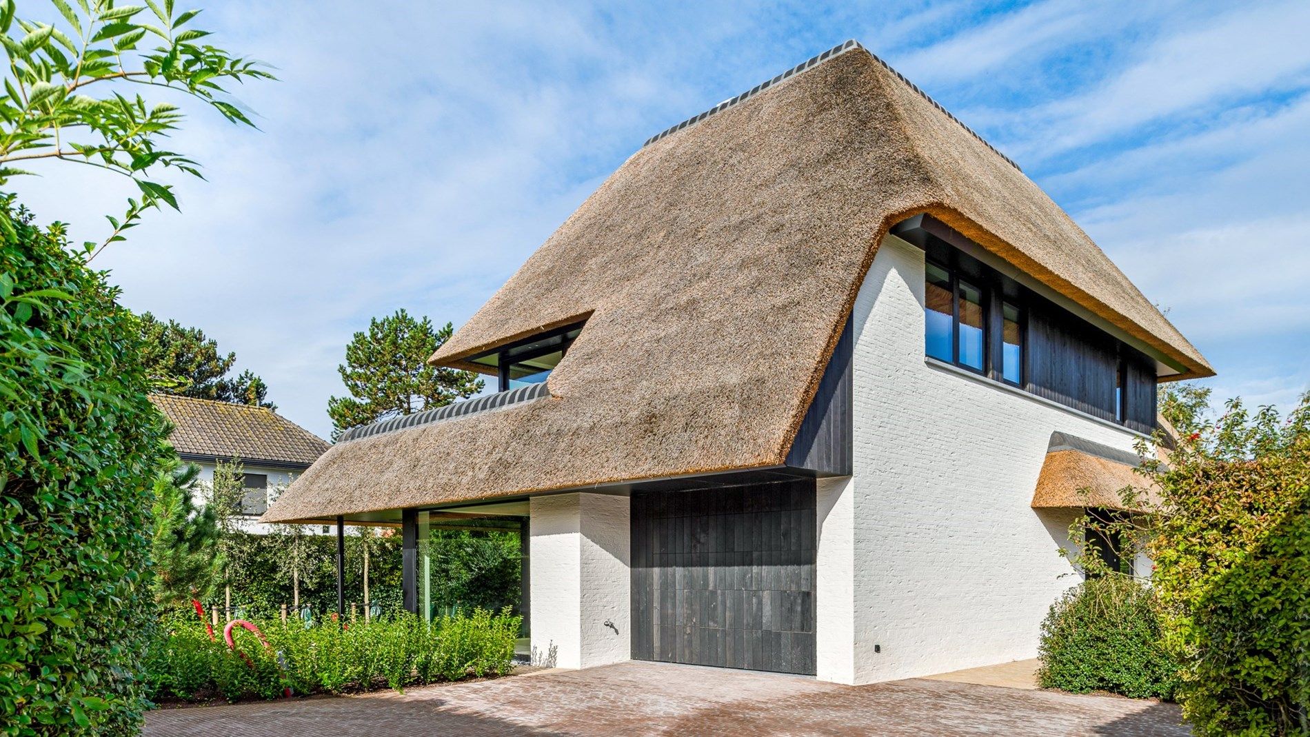 Indrukwekkende nieuwbouwvilla in hartje Zoute op enkele passen van de golf te Knokke.  foto 2