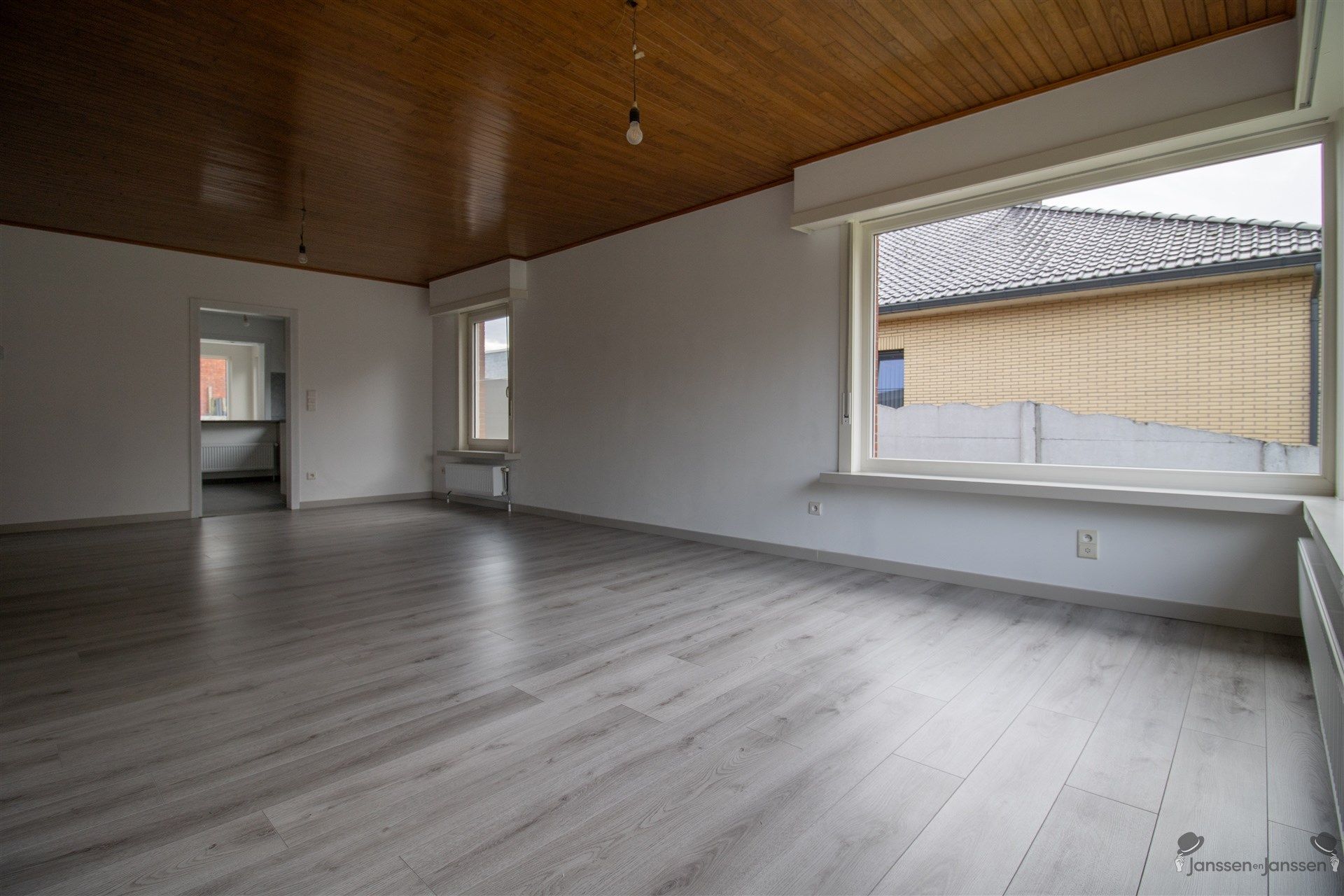 Ruime gerenoveerde gelijkvloerswoning op 544 m² met min. 3 slaapkamers en extra functionele ruimtes foto 3