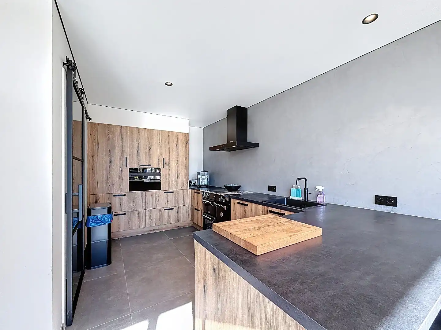 Instapklare twee-onder-een-kapwoning met uitbouw, luxe overkapping en zonnige tuin op het westen  foto 16