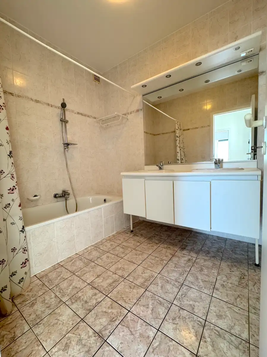 Instapklaar appartement met 2 slaapkamers én garage! foto 4
