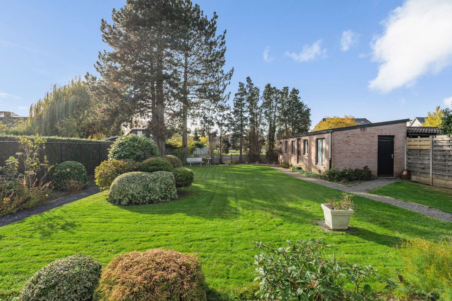 OPEN BEBOUWING MET GARAGE EN TUIN OP GOEDE LOCATIE! foto 2